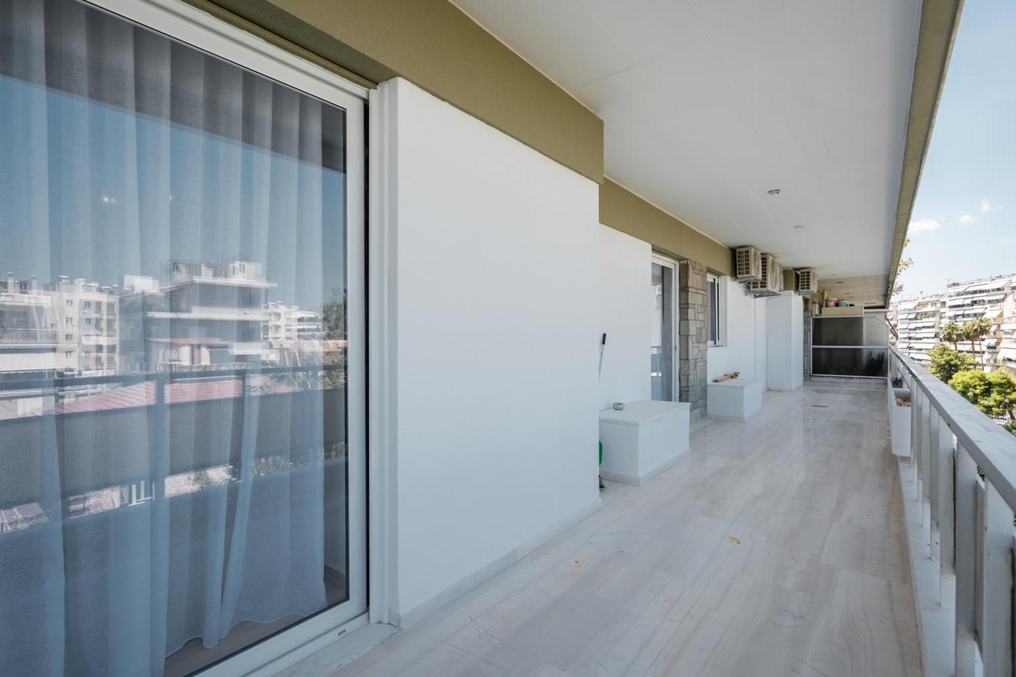 Luxury 4 Bedrooms Apartment Near Flisvos Marina Piraeus Bagian luar foto