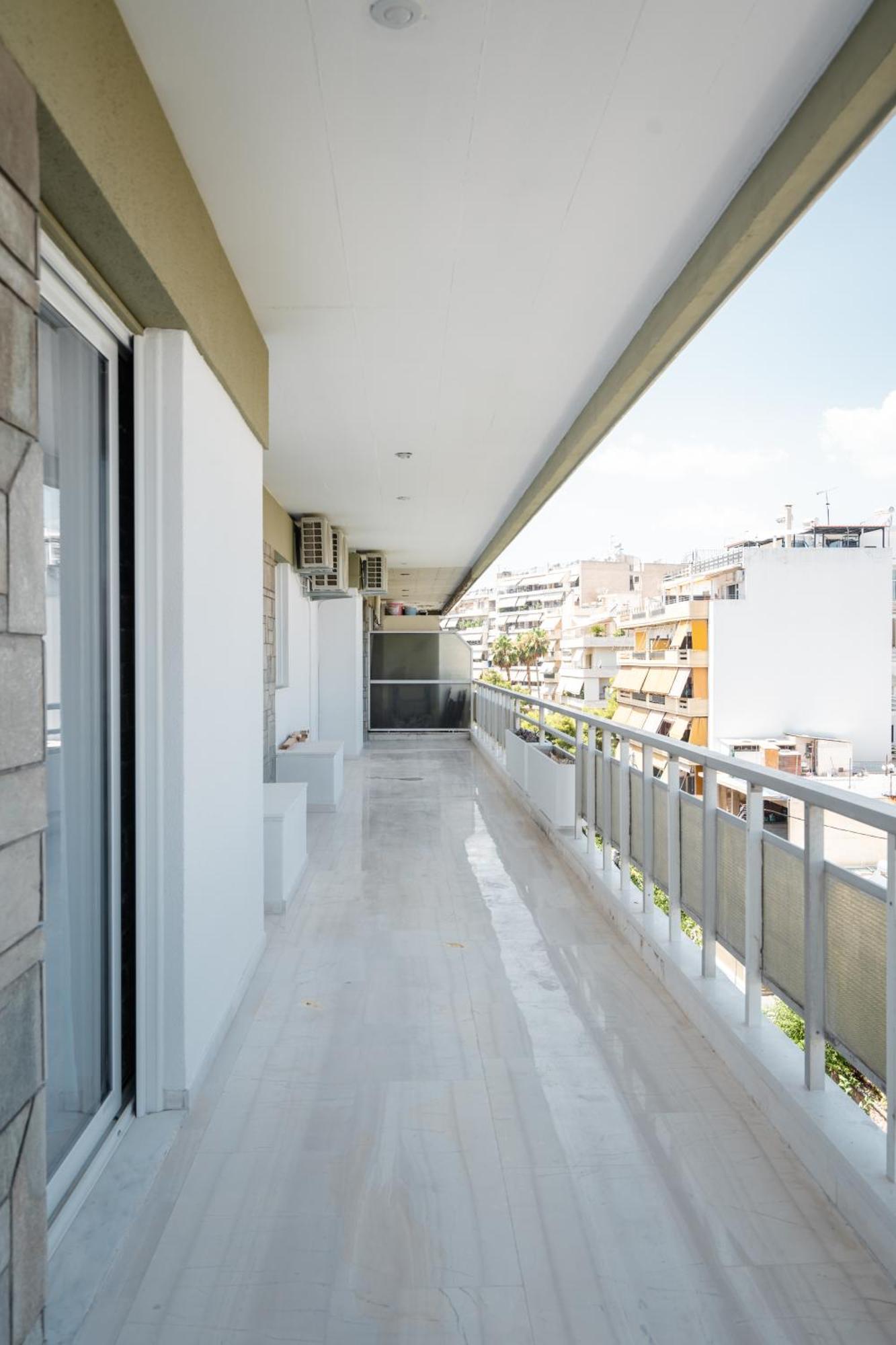 Luxury 4 Bedrooms Apartment Near Flisvos Marina Piraeus Bagian luar foto